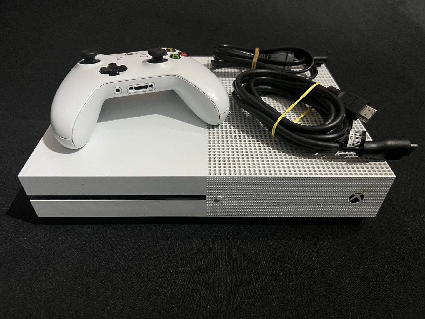 Xbox one S (Storage: 1TB) + 1 Controller