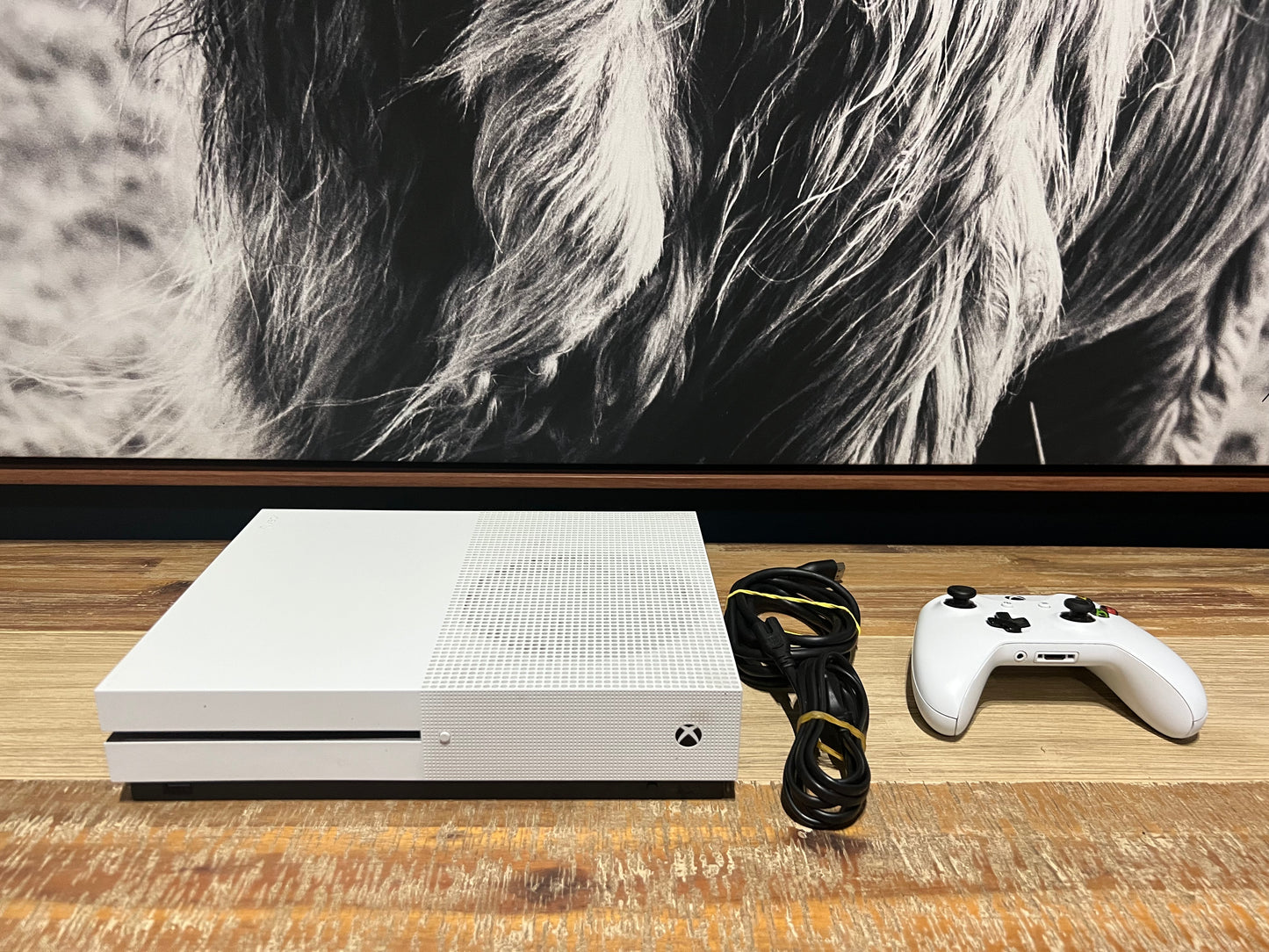 Xbox one S (Storage: 1TB) + 1 Controller