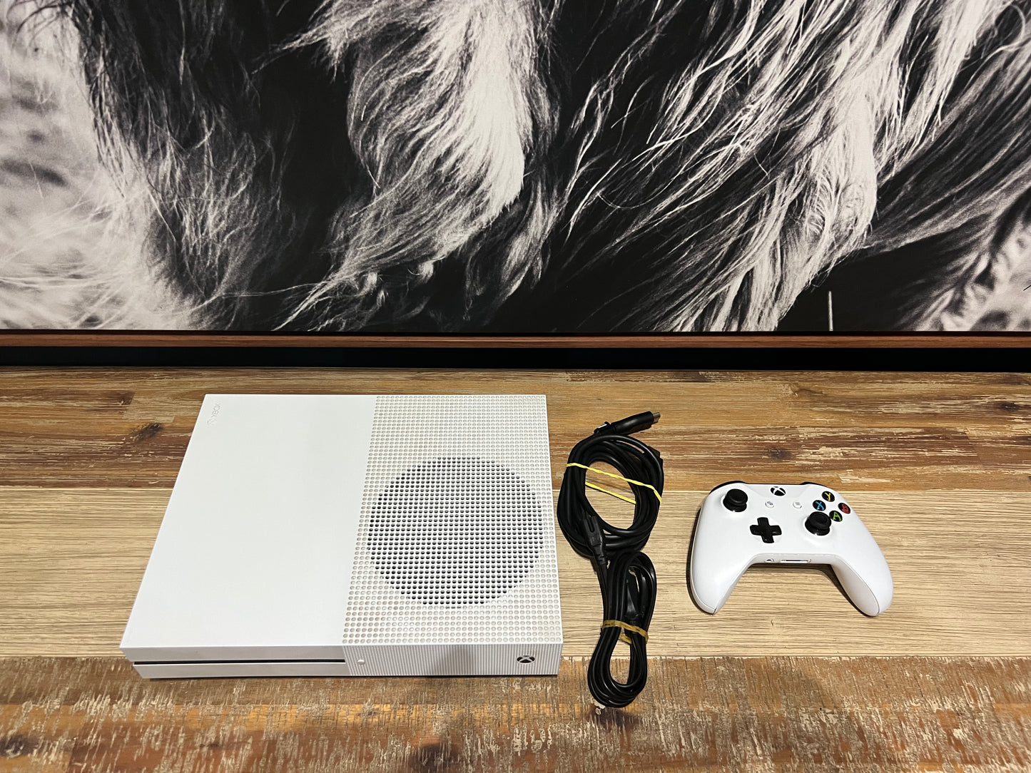 Xbox one S (Storage: 1TB) + 1 Controller