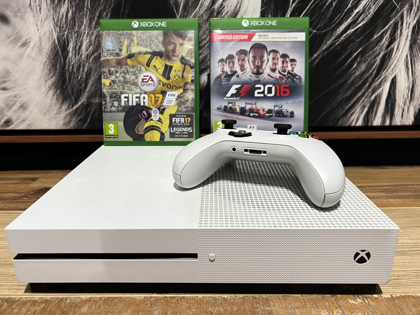 Xbox one S (Storage: 1TB) + 1 Controller + 2 Games