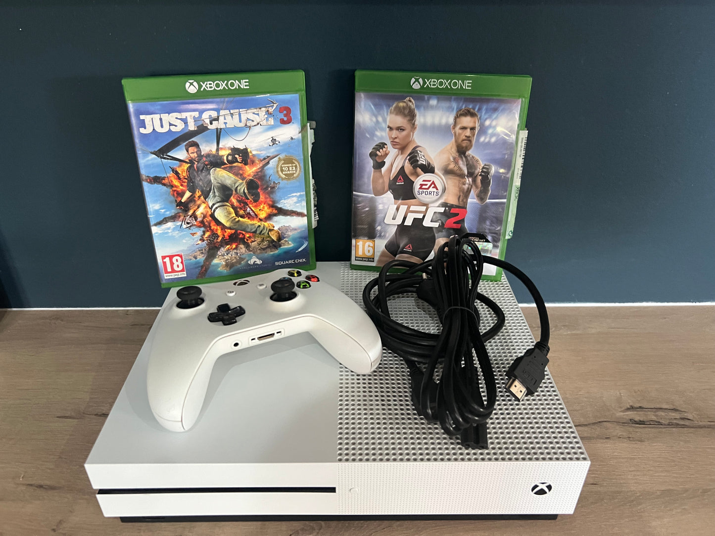 Xbox one S (Storage: 1TB) + 1 Controller + 2 Games